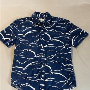 Free Assembly Men’s Blue and White Seagull Print Shirt